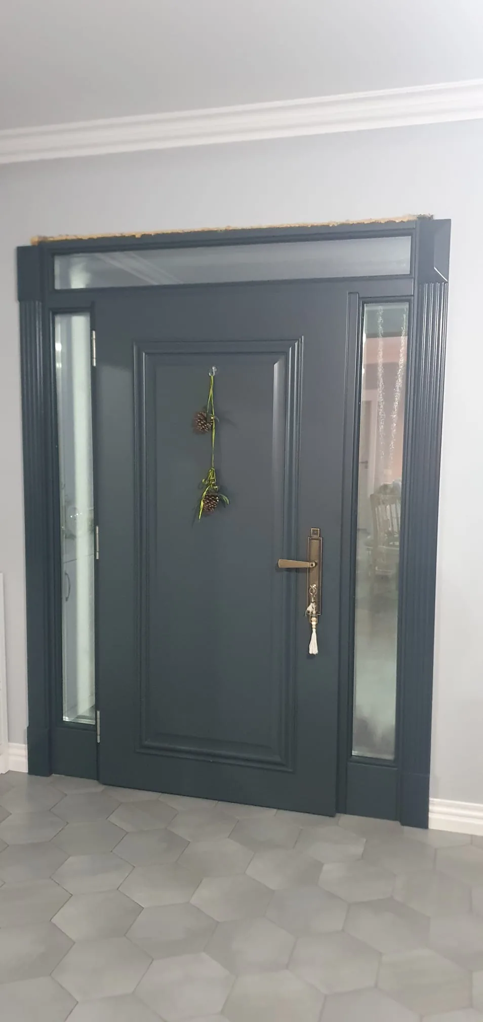 Ușă de intrare din lemn, cu panouri decorative.
